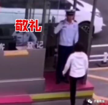 戳中泪点！执勤消防员敬礼婉拒母亲拥抱，跑过去那一幕看哭了