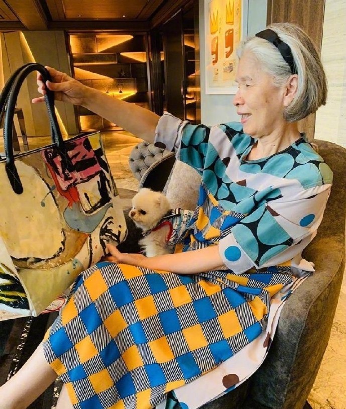 周杰伦妈妈太fashion！周董大喊：比我还会穿