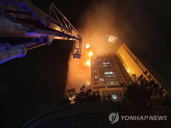 韩国蔚山33层大楼深夜起火，77人被送医