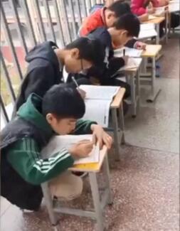 节后班级35人被堵门外补作业 家长：支持老师 老师：我太难了！