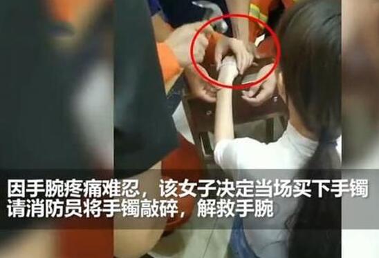 【一锤子买卖】女子试带玉镯被卡当场买下敲碎，玉镯卡在手上怎么处理？