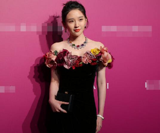 简直完美！唐艺昕产后身材 露香肩美背性感十足