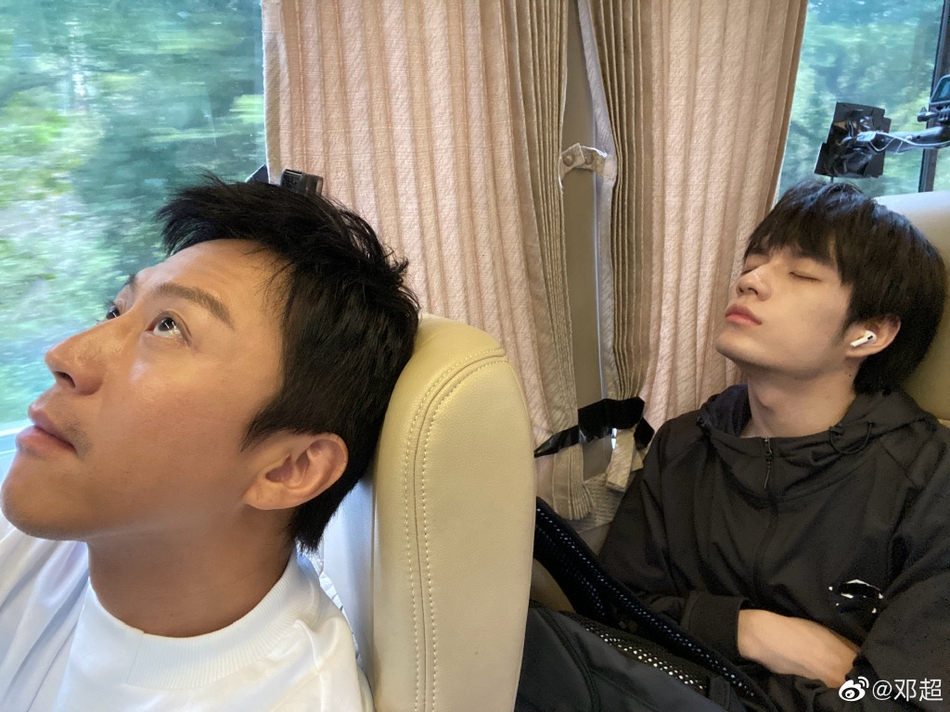 邓超晒节目路透照 偷拍鹿晗陈赫车内睡觉画风搞笑