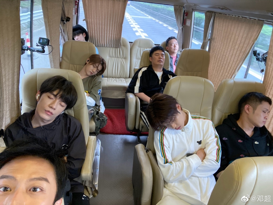 邓超晒节目路透照 偷拍鹿晗陈赫车内睡觉画风搞笑