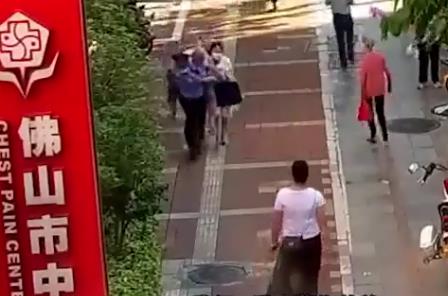 暖心一幕！送医途中堵车辅警背老人百米冲刺 到底发生了什么？