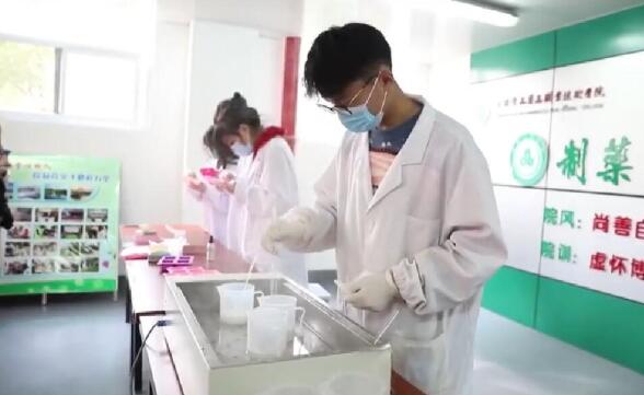 骗你找男友!大二男生自制唇膏送女朋友上热搜