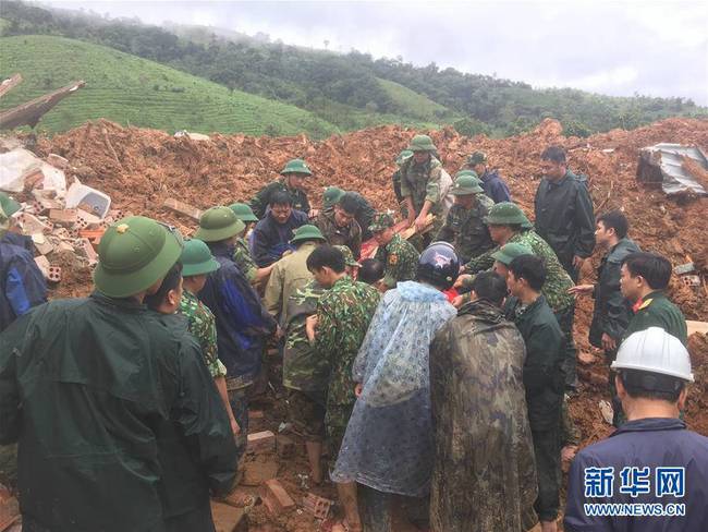 这是10月18日在越南中部广治省拍摄的山体滑坡事故搜救现场。