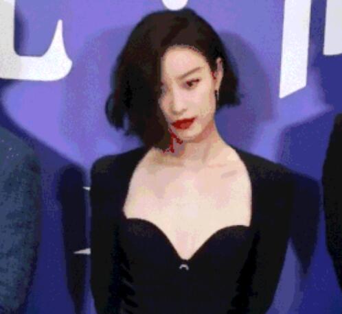又美又酷!倪妮拎着高跟鞋下班霸气十足 港风倪妮烈焰红唇肌肤雪白