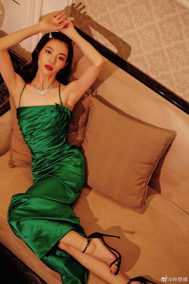 人间尤物！钟楚曦穿吊带绿裙秀S型曲线冷艳魅惑