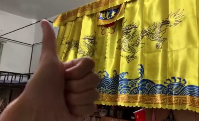 走红网络!一男生宿舍挂“正大光明”床帘走红