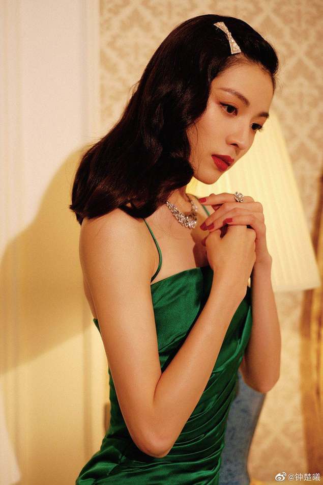 人间尤物！钟楚曦穿吊带绿裙秀S型曲线冷艳魅惑