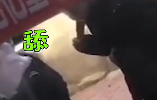 糖葫芦小贩用唾液沾芝麻被拍下 我手里的糖葫芦忽然不香了！