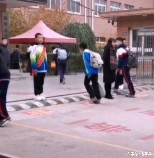 来而不往非礼也！辽宁一中学要求学生入校先鞠躬
