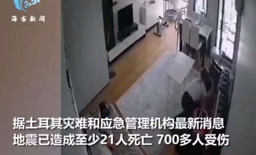母爱的力量！爱琴海地震母亲摇晃中紧护孩子