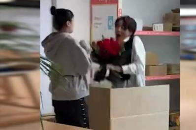 被人家的男朋友!男生藏快递箱求婚被他人错拆