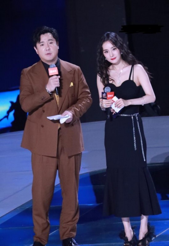 沈腾回应没扶杨幂原因 上台前答应扶,上台全忘!二舅是鱼的记忆啊！