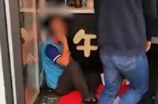 【外卖员等餐崩溃砸店】网传外卖小哥因等餐时间过长与店家冲突