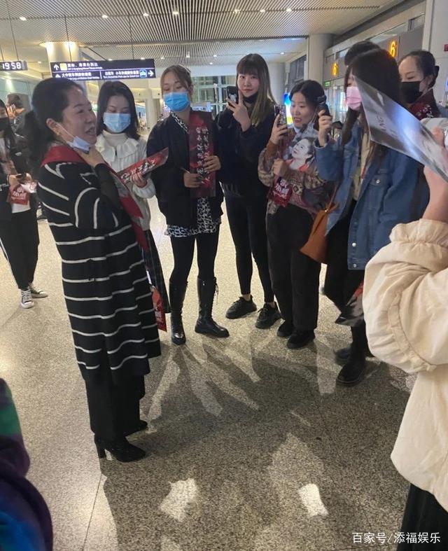 哈哈哈怎么会这样!保安回应没给杨迪打伞 真是又心疼又好笑