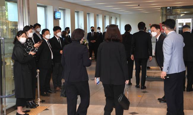 韩国记者参加三星会长葬礼后确诊新冠 高官纷纷做检测