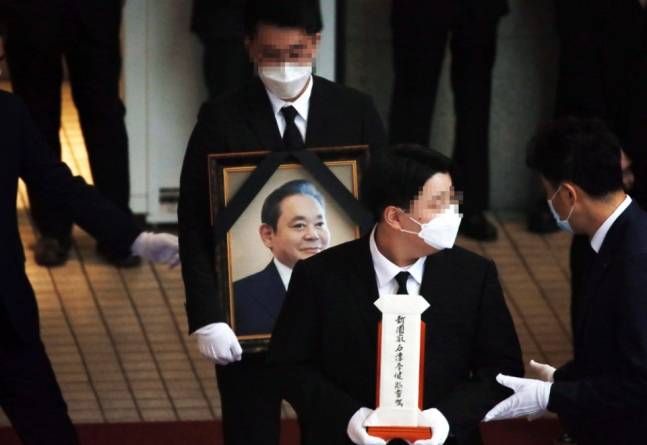 韩国记者参加三星会长葬礼后确诊新冠 高官纷纷做检测