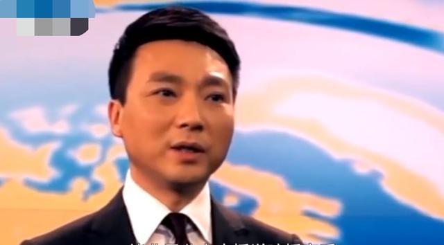 临危不乱！康辉口播20多分钟，全程保持微笑状态