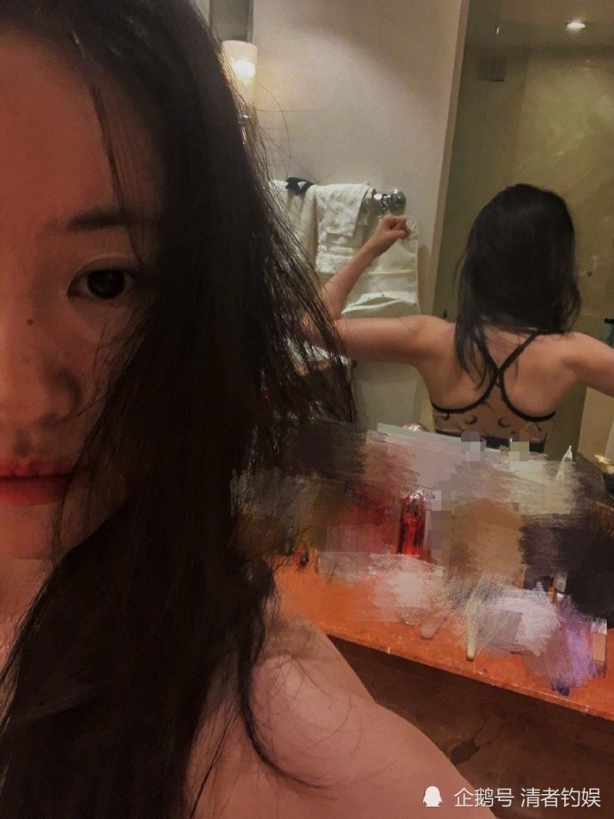 素颜有点美！刘亦菲单手做平板支撑
