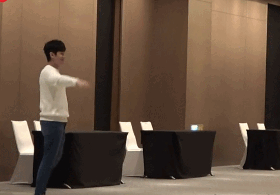安排!陈乔恩看望安以轩女儿 没满月就被妈妈戴上小发箍