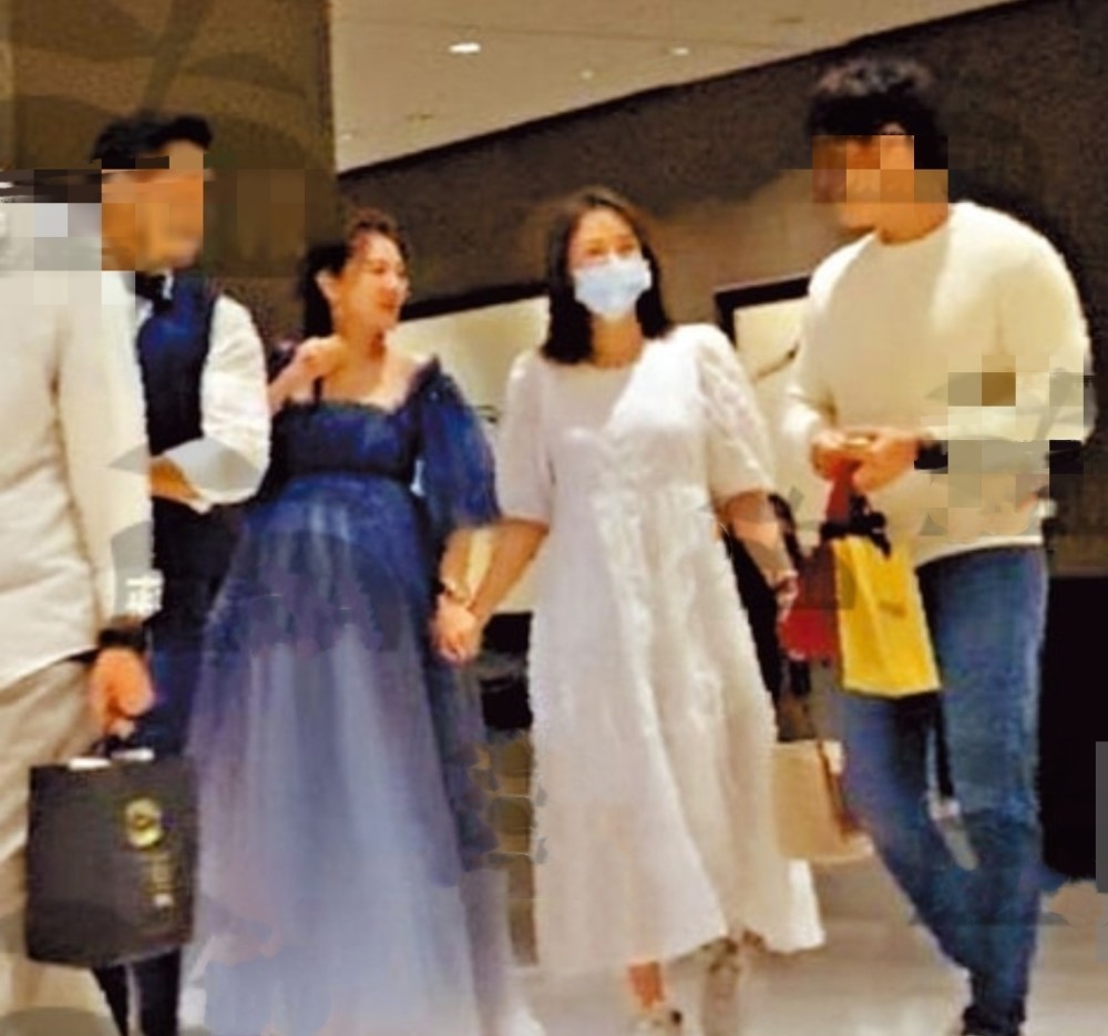 安排!陈乔恩看望安以轩女儿 没满月就被妈妈戴上小发箍