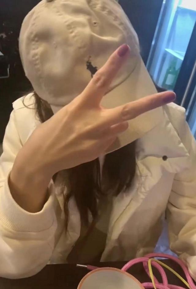 陈赫5年首晒张子萱视频 深夜同吃美食恩爱有加