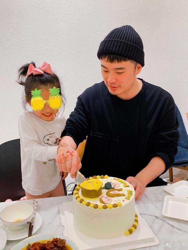 陈赫5年首晒张子萱视频 深夜同吃美食恩爱有加