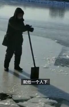 【突发】男子冬泳上岸时遇冰面坍塌坠江，水性特别好系冬泳协会的