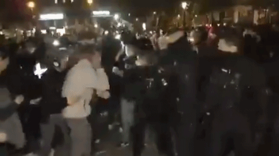 难民在巴黎共和国广场搭营地，警方发射催泪弹“强拆”