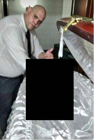 激起众怒！殡仪馆工作人员晒与马拉多纳遗体“自拍”被开除，愤怒的球迷“要他死”！