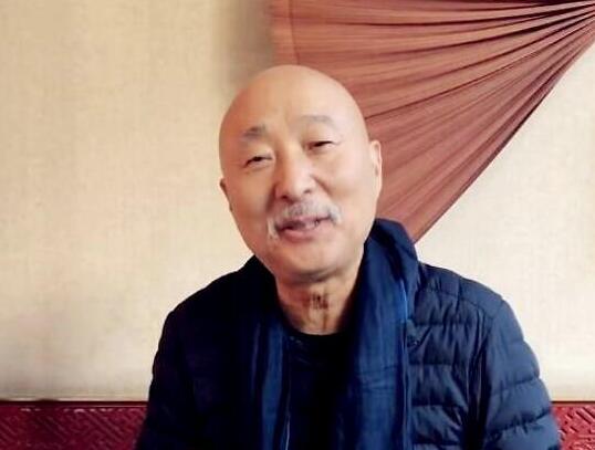 66岁陈佩斯近照曝光，眉毛胡子花白满面红光状态好