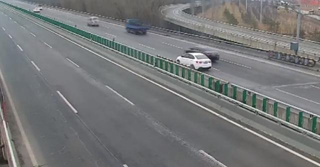 轿车高速倒车70秒13次与事故擦肩，视频曝光惊险一幕