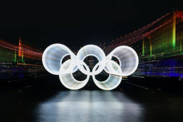 12月1日在东京拍摄的巨型五环标志、彩虹桥和东京塔夜景。新华社记者杜潇逸摄