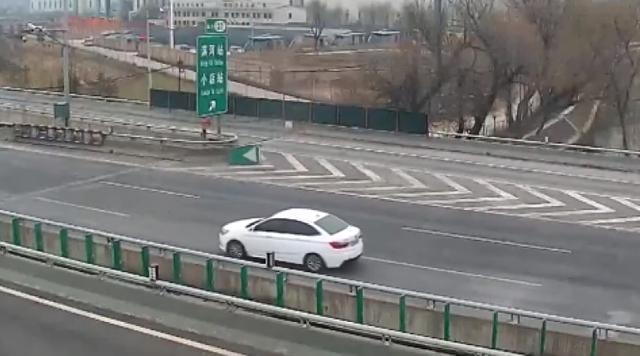 轿车高速倒车70秒13次与事故擦肩，视频曝光惊险一幕