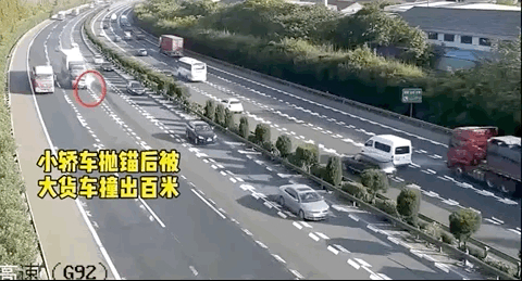 轿车高速倒车70秒13次与事故擦肩，视频曝光惊险一幕