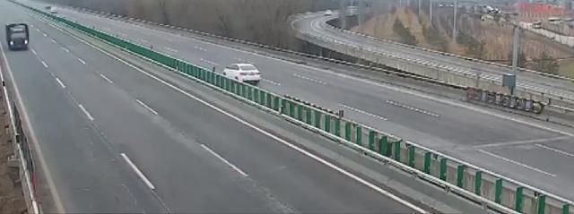 轿车高速倒车70秒13次与事故擦肩，视频曝光惊险一幕