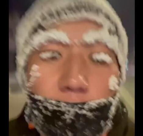 哈尔滨男子晨跑眉毛挂霜变鳌拜 奔跑的雪人先生