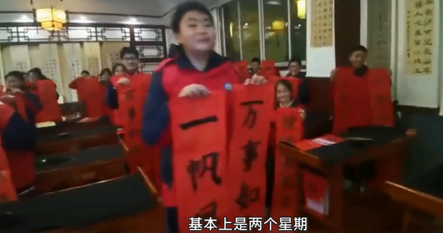 女孩被老师表扬后开心到“起飞”，动作超萌