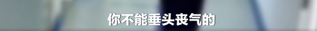 老师进教室前反复调整笑容 网友：当代老师真实的写照
