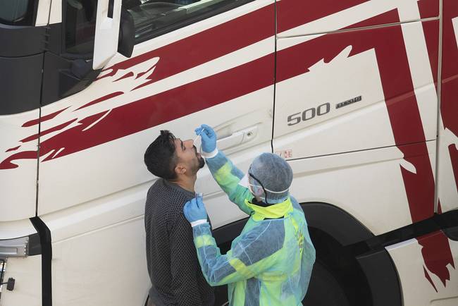 圣诞节在即 大批车辆滞留英法边境等待回家