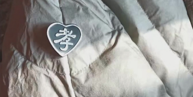 太瘆人了!女子网购羽绒服上竟有丧事“孝”字臂章