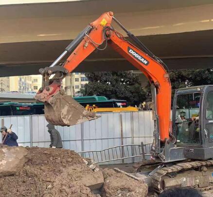 郑州暖气管道爆裂一护士坠坑身亡，到底发生了什么？