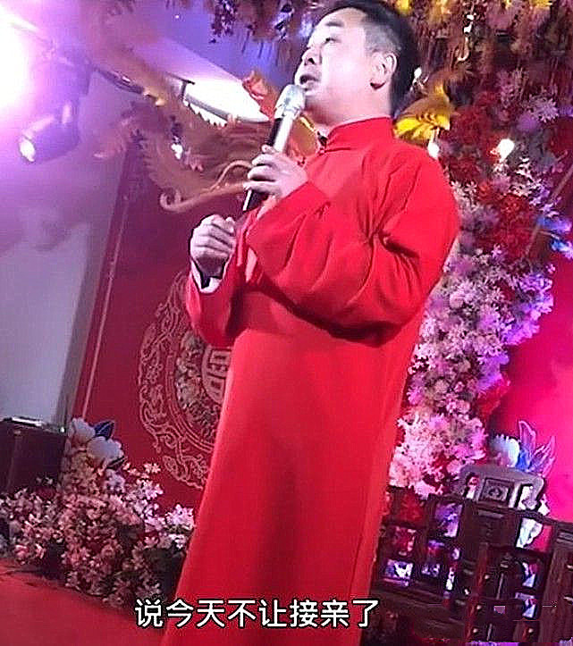 新娘父亲回应内衣不合身不让接亲,内衣不合身拒接亲新娘提出离婚