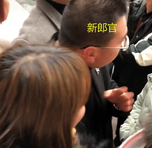 新娘父亲回应内衣不合身不让接亲,内衣不合身拒接亲新娘提出离婚