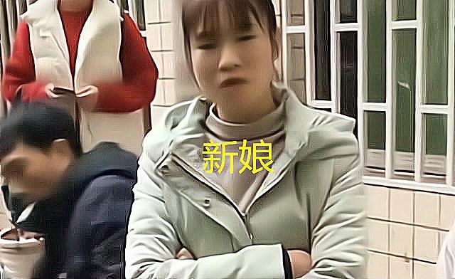 新娘父亲回应内衣不合身不让接亲,内衣不合身拒接亲新娘提出离婚