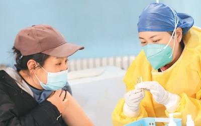 图为一月六日，在北京市海淀区中关村街道临时集中接种点，医务人员准备为市民接种新冠疫苗。　　新华社记者 卢 烨摄