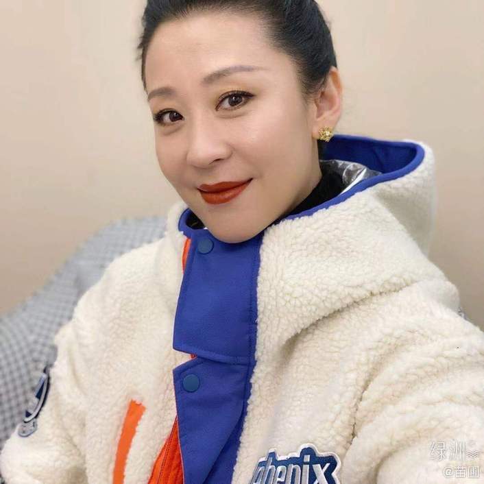 47岁苗圃晒近照妆容精致 富商老公曾送飞机示爱